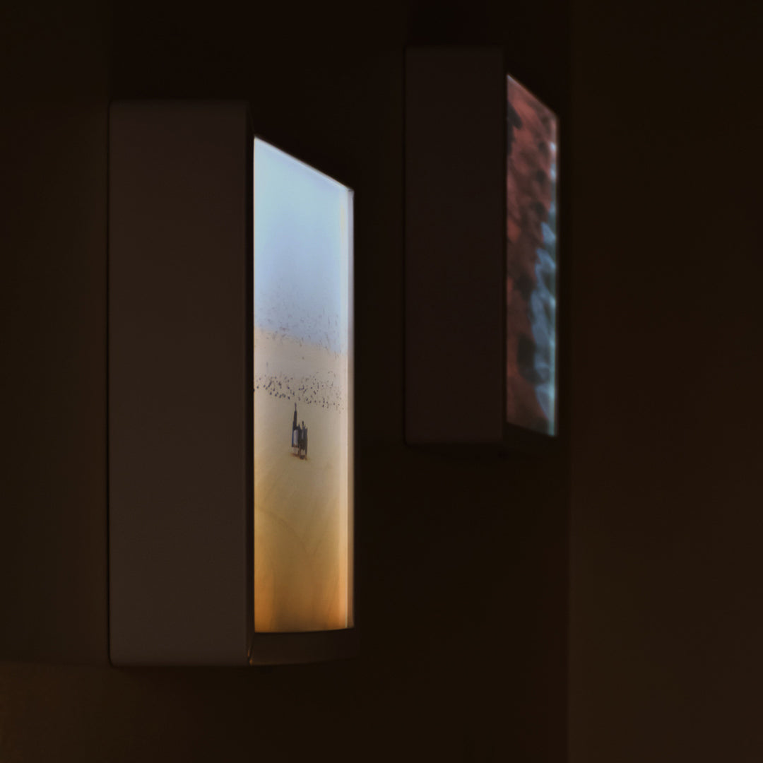 Moldura de luz nea-r com a fotografia do premiado fotografo português Filipe Pinhas . Título do obra é Goals.  Fotografia em ambiente.
