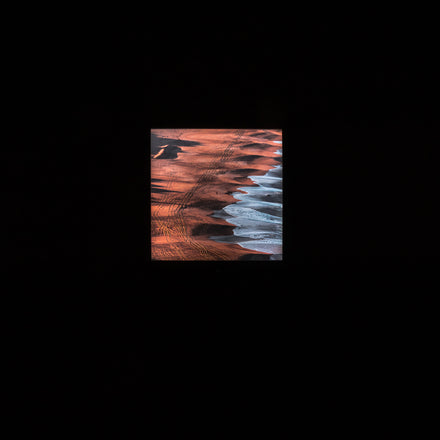 Fotografia da parai da Nazaré. Areia laranja. Mar e oceano. Quadro de luz aceso na escuridão.