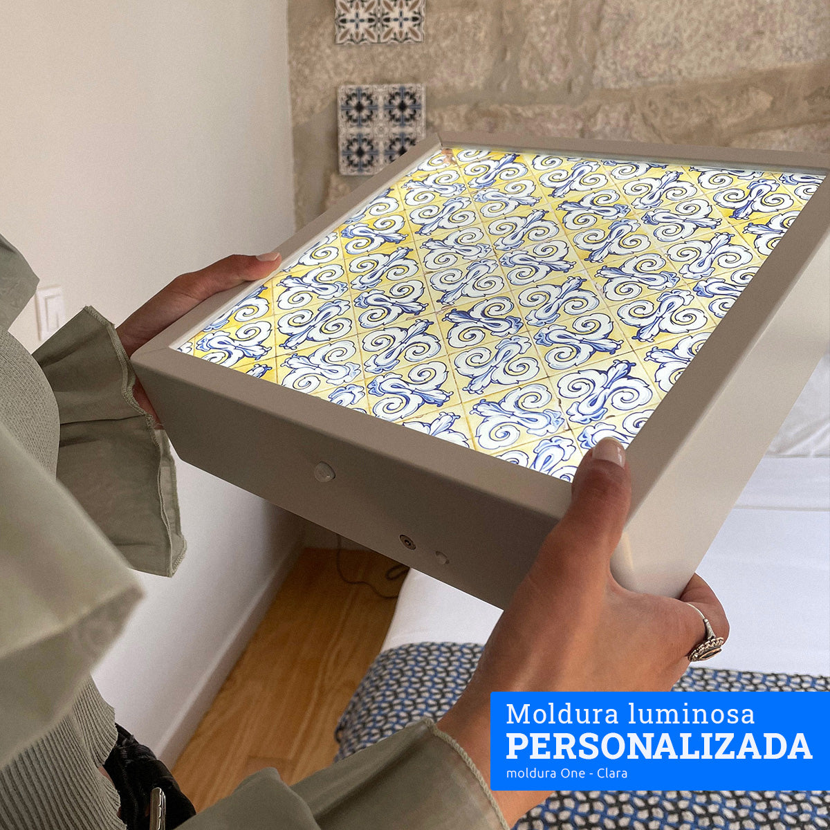 Moldura luminosa personalizada. Padrão dos azulejos do Porto em destaque. Moldura de luz que complementa a decoração do quarto na temática azulejos.