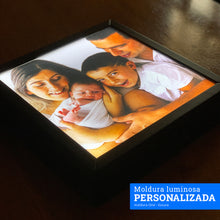 Carregar imagem no visualizador da galeria, Moldura luminosa personalizada com a fotografia linda de uma família feliz. Prendas personalizadas ideais para oferecer à mãe e família.
