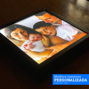 Moldura luminosa personalizada com a fotografia linda de uma família feliz. Prendas personalizadas ideais para oferecer à mãe e família.