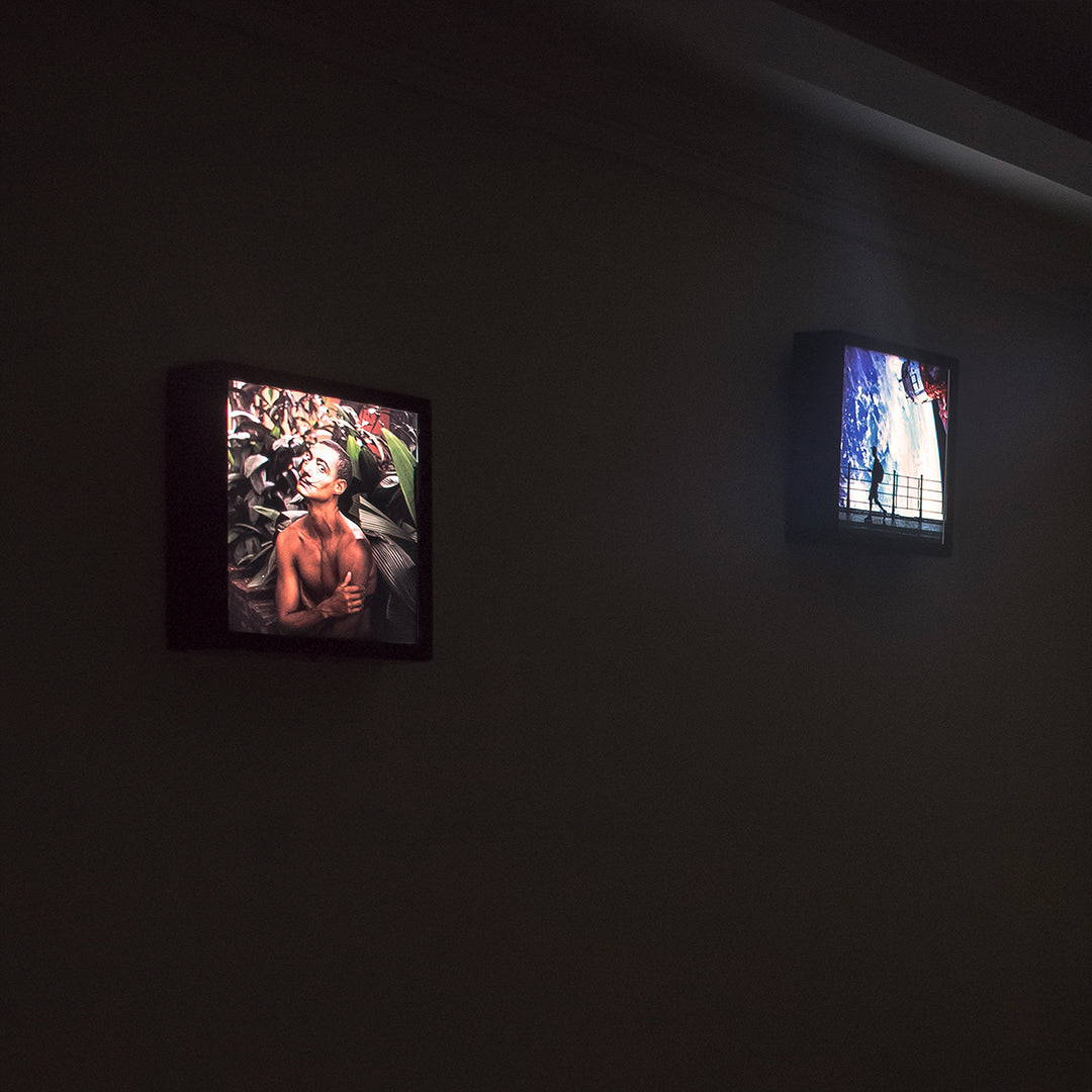 arte digital de artistas nacionais. Parede da sala decorada com molduras de luz. Space walk e untitled #116. Strogside studio 