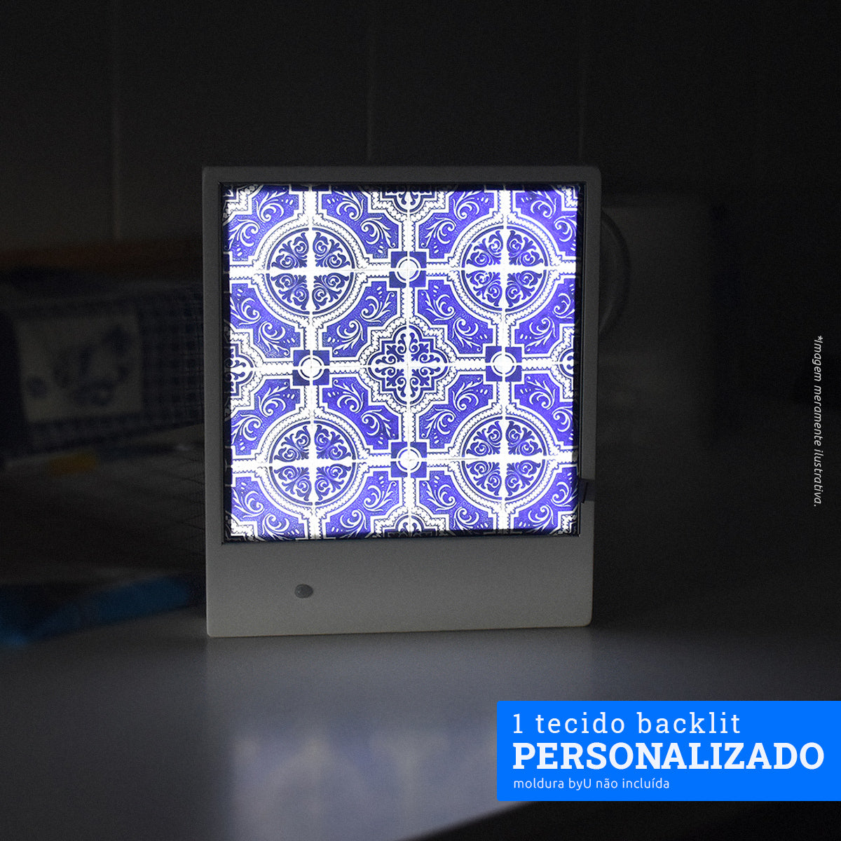 Azulejos. Moldura Luminosa personalizada no formato polaroid com tecido backlit. Imagem personalizada. Basta fazer o upload da sua. Um toque de decoração moderno com tecidos backlit personalizados que facilmente podem ser mudados.